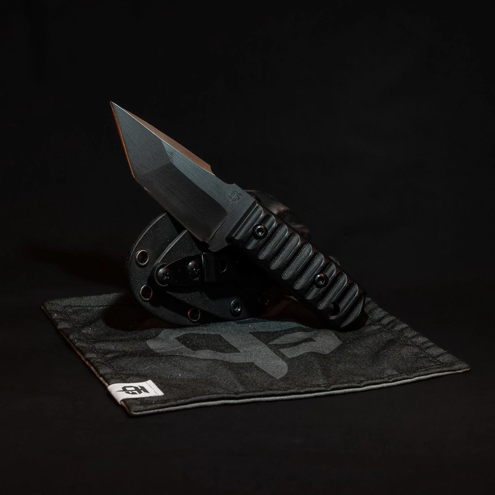 Cuchillo Garrot con acabado negro.