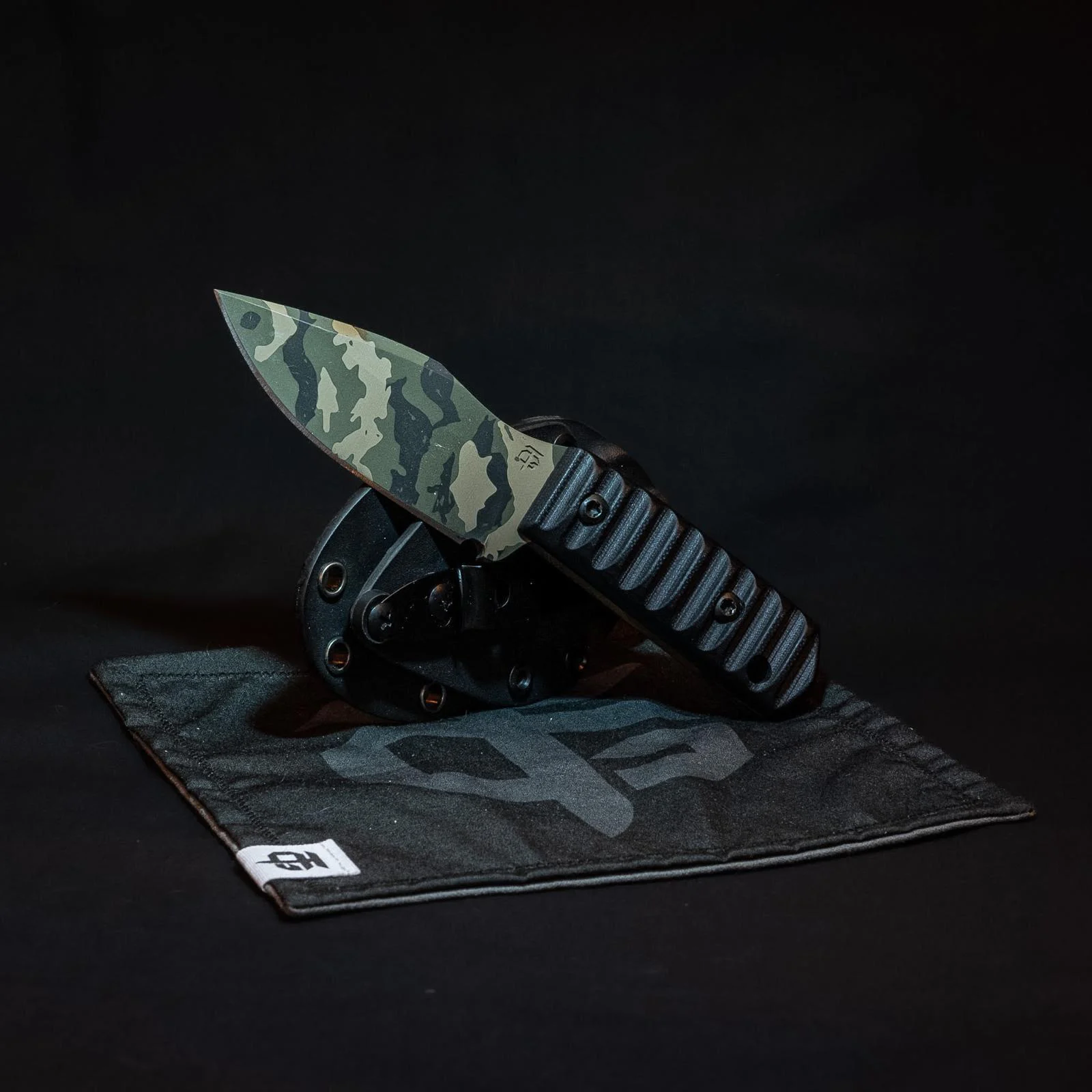Cuchillo Big Bore con acabado camuflaje verde.